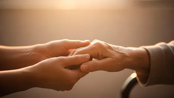 Mãos acolhedoras segurando a mão de um paciente