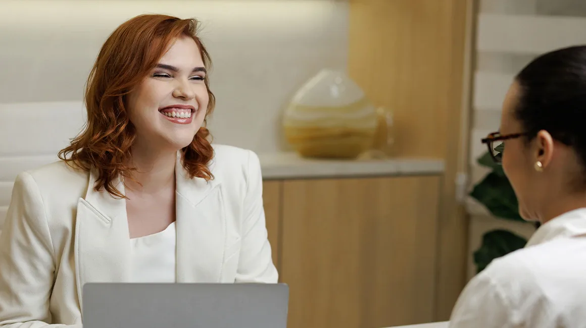Dra. Mariana Barbalho sorrindo durante um atendimento no consultório